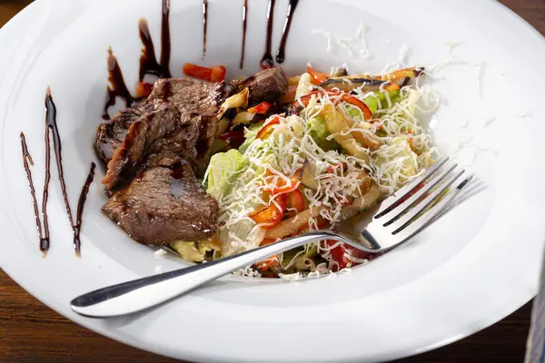 Deliciosa Salada Fresca Salada Quente Com Vitela Tomate Pimentão Alface — Fotografia de Stock