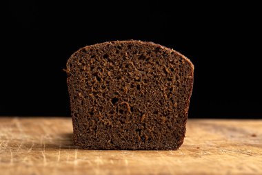 Kullanılmaya hazır taze ekmek dilimleri. Taze ev yapımı ekmek ve dilimlenmiş ekmek. Ekmek - taze pişmiş lezzetli hamur işleri, menü konsepti. Yemek geçmişi. Boşluğu kopyala