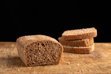 Kullanılmaya hazır taze ekmek dilimleri. Taze ev yapımı ekmek ve dilimlenmiş ekmek. Ekmek - taze pişmiş lezzetli hamur işleri, menü konsepti. Yemek geçmişi. Boşluğu kopyala