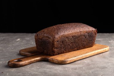 Geleneksel kare ekmek. Taş masada taze pişmiş bir ekmek. Taze ev yapımı ekmek.