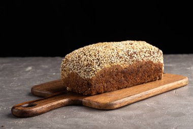 Geleneksel kare ekmek. Taş masada taze pişmiş bir ekmek. Taze ev yapımı ekmek.