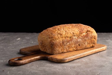 Geleneksel kare ekmek. Taş masada taze pişmiş bir ekmek. Taze ev yapımı ekmek.