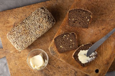 Masada tereyağlı taze ekmek. Kahvaltı. Tereyağlı ekmek dilimi, ahşap masaya reçel. Kahvaltı.