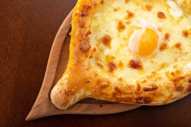 Adjarian 'da Khachapuri. Mozzarella ve yumurtalı açık turta. Gürcistan mutfağı. Gürcistan geleneksel yemekleri, sıcak khachapuri