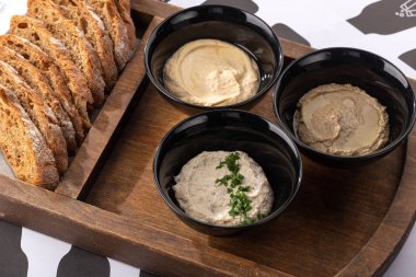 Zeytinyağlı humus. Humus tabağı ve çeşitli atıştırmalıklar. Humus kasede.