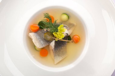 Tabakta nefis balık çorbası, yakın.