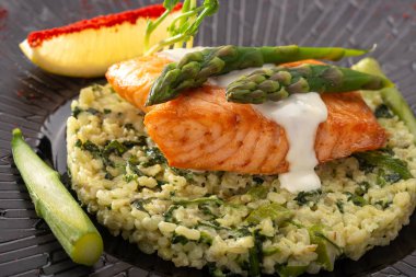 Sebzeli somon bifteği. Limonlu ve sebzeli ızgara somon bifteği. Taze sebzeli balık yemeği..