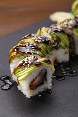 Taze lezzetli Japon suşisi. Suşi hazır.