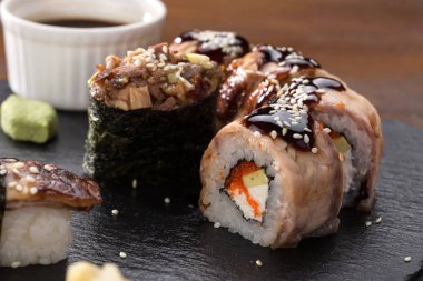 Taze lezzetli Japon suşisi. Suşi hazır.