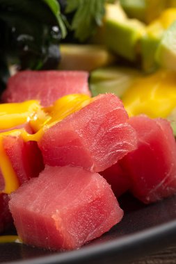 Ton balığı. Ton balığı dilimlerini yemeye hazır. Deniz ürünleri. Kapat.