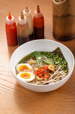 Sebzeli erişte çorbası. Asya erişte çorbası, sebzeli ramen ve yumurta. Hint-Çin mutfağı, sebze ve acı biber soslu sıcak yemek.. 