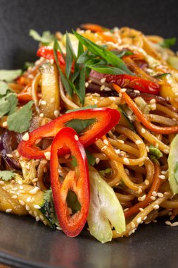 Soba eriştesi ve sebzeyle kızart. Sağlıklı Asya yemekleri, kase içinde kızarmış yemek. Baharatlı erişte. Vejetaryen Erişte veya Sebze Hakka Eriştesi veya Chow Mein. Hint-Çin mutfağı sıcak yemek.