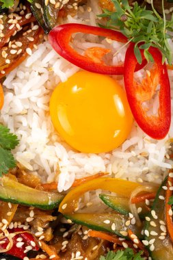 Tayland yemeği, yumurtalı pilav. Asya mutfağından ev yapımı yumurta ve sebzeli pilav. Sebzeli pilav, biber, havuç, salatalık, maydanoz, soğan, yumurta, kırmızı biber. Hint-Çin mutfağı.