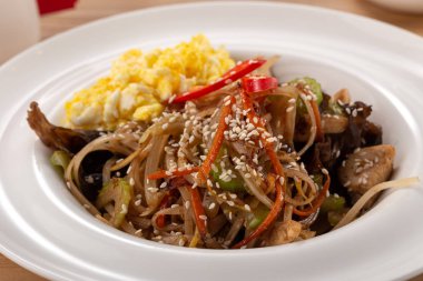 Soba eriştesi, tavuk ve sebzeyle kızart. Sağlıklı Asya yemekleri, kase içinde kızarmış yemek. Baharatlı erişte. Soba eriştesi, tavuk ve sebzeyle kızart. Hint-Çin mutfağı sıcak yemek. 