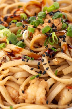 Soba eriştesi, karides ve sebzeyle karıştır. Sağlıklı Asya yemekleri, kase içinde kızarmış yemek. Baharatlı erişte. Soba eriştesi, karides (karides) ve sebzeyle karıştır. Hint-Çin mutfağı, udon eriştesi, sebze ve acı biber soslu sıcak yemek.