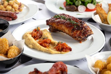 Izgara pirzola. Izgara ve ızgara domuz pirzolası. Lezzetli ızgara domuz pirzolası birası.