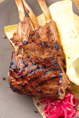 Izgara yemek. Barbekü. Otlarla kızartılmış kuzu askısı. Kızarmış kuzu pirzolası, sebzeli dana eti.