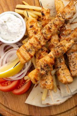 Barbekü. Etli ızgara, yakın plan. Sulu etli kebap. Tabağında sulu et olan barbekü şişleri.. 