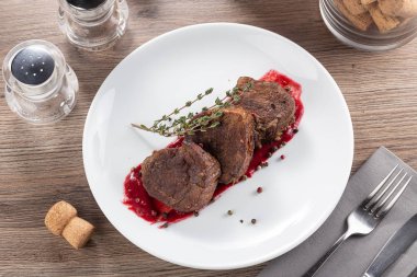 fileto biftek mignon. Sulu orta pişmiş biftek mignon. Masada servis edilen leziz ızgara et madalyonlarının yakın görüntüsü. Barbekü. Etli ızgara, yakın plan..