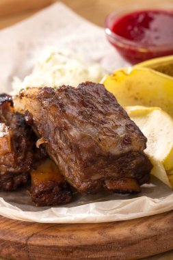 Izgara pirzola. Izgara ve ızgara domuz pirzolası. Lezzetli ızgara domuz pirzolası birası.