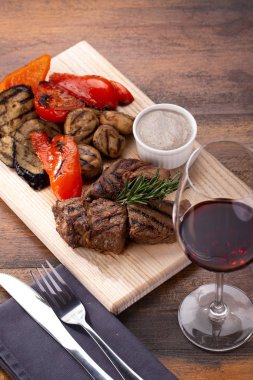 Barbekü. Etli ızgara, yakın plan. Sulu etli kebap. Tabağında sulu et olan barbekü şişleri.. 