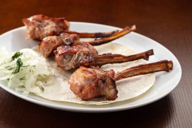 Izgara yemek. Barbekü. Otlarla kızartılmış kuzu askısı. Kızarmış kuzu pirzolası, sebzeli dana eti.