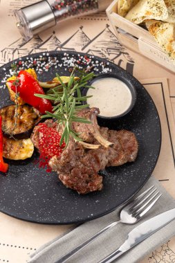 Izgara yemek. Barbekü. Otlarla kızartılmış kuzu askısı. Kızarmış kuzu pirzolası, sebzeli dana eti.