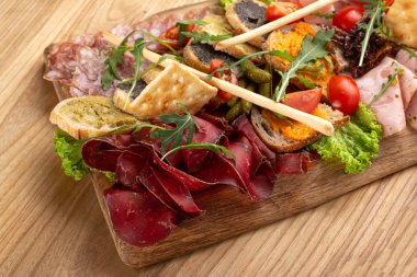 Meyveli, sebzeli, mezeli, jambonlu, sosisli et ve peynir dilimleri. Et ve peynir tabağı. Geleneksel İtalyan antipasto, salam, soğuk tütsülenmiş et, jambon, peynir, zeytin..