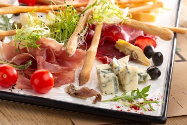 Meyveli, sebzeli, mezeli, jambonlu, sosisli et ve peynir dilimleri. Et ve peynir tabağı. Geleneksel İtalyan antipasto, salam, soğuk tütsülenmiş et, jambon, peynir, zeytin..