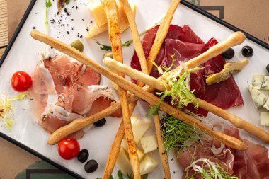 Meyveli, sebzeli, mezeli, jambonlu, sosisli et ve peynir dilimleri. Et ve peynir tabağı. Geleneksel İtalyan antipasto, salam, soğuk tütsülenmiş et, jambon, peynir, zeytin..