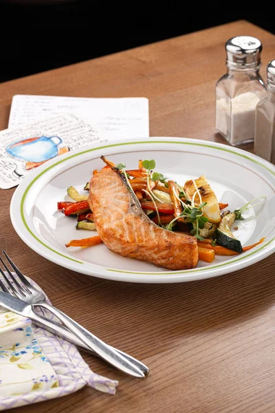 Salmon Steak Vegetables Grilled Salmon Steak Lemon Vegetables Fish Meal — 스톡 사진