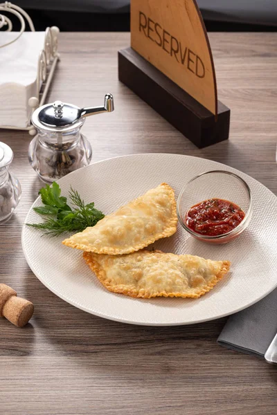 Uzbek Eastern Tatar Cuisine Cheburek Meat Suluguni Cheese Cheburek Fried — 스톡 사진