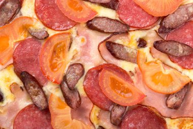 Lezzetli pizza. Domuz pastırmalı, sosisli, salamlı, pepperonili ve zeytinli büyük boy etli pizza. Akşam yemeği için ahşap masada ev yapımı lezzetli İtalyan pizzası. İtalyan mutfağı.