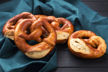 Tuzlu kraker, Alman yemeği. Brezel, geleneksel Bavyera yemeği. Oktoberfest için Bavyera otantik krakerleri. Almanya 'da Brezel adında çok popüler bir Alman simidi. 