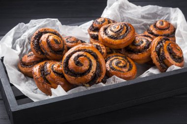 Meyveli bukleler, reçel, siyah bir masada böğürtlen. Tahtada puf böreği ve siyah ahşap bir masa. Taze Fransız ev yapımı puf bukleli börek. Sıcak Taze Tereyağı Yuvarlakları.