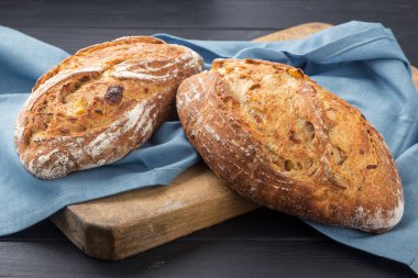 Kullanılmaya hazır taze ekmek. Tahtada taze ev yapımı ekmek ve dilimlenmiş ekmek. Ekmek - taze pişmiş lezzetli hamur işleri, menü konsepti. yiyecek arka planı.