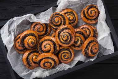 Meyveli bukleler, reçel, siyah bir masada böğürtlen. Tahtada puf böreği ve siyah ahşap bir masa. Taze Fransız ev yapımı puf bukleli börek. Sıcak Taze Tereyağı Yuvarlakları.