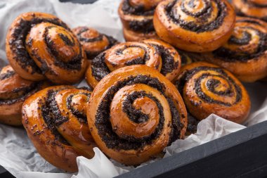 Meyveli bukleler, reçel, siyah bir masada böğürtlen. Tahtada puf böreği ve siyah ahşap bir masa. Taze Fransız ev yapımı puf bukleli börek. Sıcak Taze Tereyağı Yuvarlakları.