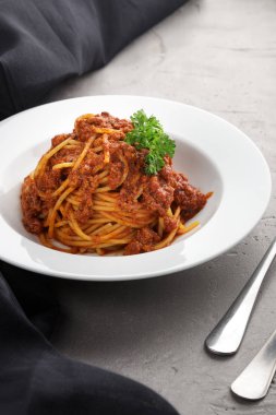 Geleneksel İtalyan makarnası. Masada bolonez soslu makarna. Akşam yemeği için ahşap masada ev yapımı İtalyan geleneksel makarnası. İtalyan mutfağı..