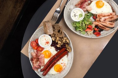 Ev yapımı lezzetli amerikan kahvaltısı. Yanında kızarmış yumurta, tost, sosis, meyve, çilek reçeli, kruvasan.