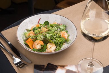 Karides salatası, marul, salatalık, ıspanak zeytinyağı. Taze sağlıklı karides salatası. Salata 'nın yakın görüntüsü. Sağlıklı, diyet lezzetli yaz yemekleri.