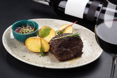 fileto biftek mignon. Sulu orta pişmiş biftek mignon. Masada servis edilen leziz ızgara et madalyonlarının yakın görüntüsü. Barbekü. Etli ızgara, yakın plan..