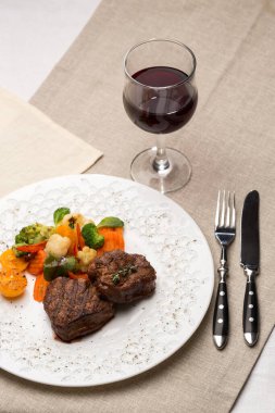 fileto biftek mignon. Sulu orta pişmiş biftek mignon. Masada servis edilen leziz ızgara et madalyonlarının yakın görüntüsü. Barbekü. Etli ızgara, yakın plan..