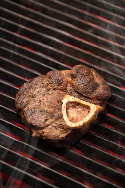 Izgarada dumanlı biftek. Biftek ateşte. Izgarada ızgara biftek. Barbekü. Etli ızgara, yakın plan..