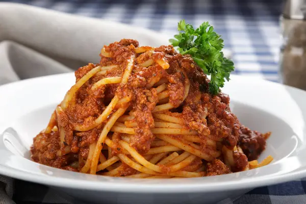 意大利传统面食 意大利面 桌上放着意大利面酱 意大利土制的意大利传统意式意式意式意式意式面食放在木制桌子上作为晚餐 意大利菜 — 图库照片
