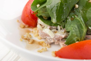 Dana etli salata, domates, biber, beyaz ahşap arka planda ıspanak. Restoran yemeği. Sebzeli et salatası. Salatayı sıcak dana etiyle kapatın. Metin için boşluk