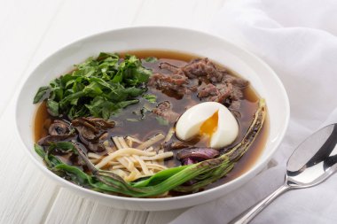 Sebzeli erişte çorbası. Asya erişte çorbası, sebzeli ramen ve yumurta. Hint-Çin mutfağı, sebze ve acı biber soslu sıcak yemek.. 