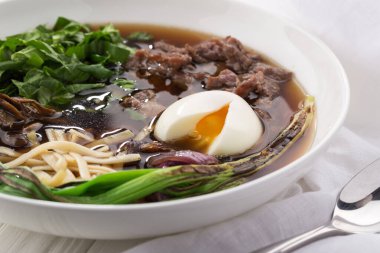 Sebzeli erişte çorbası. Asya erişte çorbası, sebzeli ramen ve yumurta. Hint-Çin mutfağı, sebze ve acı biber soslu sıcak yemek.. 