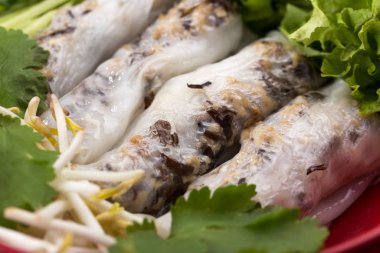 Taze Vietnam, Asya, Çin yemekleri. Pirinç ekmeği, marul, salata, acı biber, soya, limon. Vietnam böreği. Asya ve Tayland yemekleri. Geleneksel ulusal mutfak