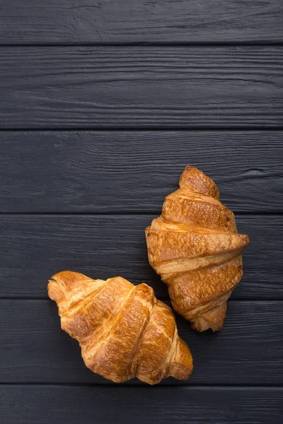 Croissanty Czarnym Drewnianym Stole Śniadanie Croissanta Croissanty Drewnianej Desce Czarny — Zdjęcie stockowe